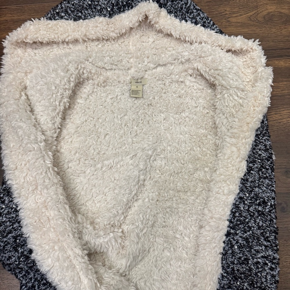 Women's Black‎ and White Sherpa Vest - Picture 12 of 14